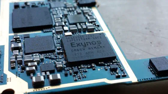 मदरबोर्ड पर लगा Exynos चिप