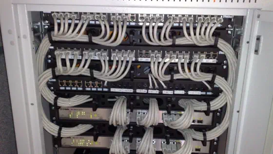 19 इंच के रैक में पैच पैनल और ईथरनेट स्विच