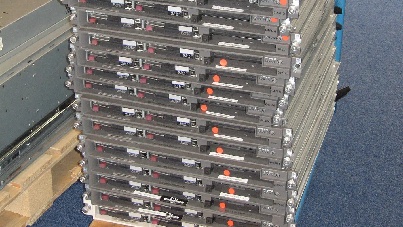 Pile de serveurs rack mis hors service sur un chariot, prêts pour la casse